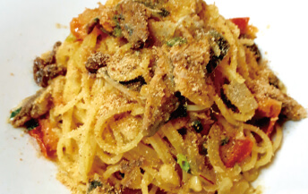 スパゲティ <br>イワシ、松の実、サフランのシチリア風